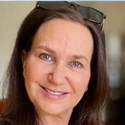 Cari Licensed Niagara Falls Tour Guide