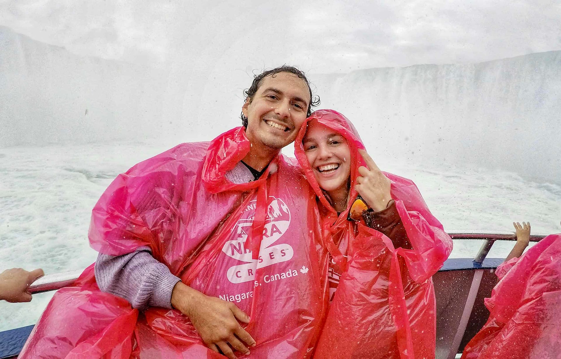 From Niagara Falls: Small Group Day Tour 4 Couple on the Hornblower Boat Cruise in Niagara Falls