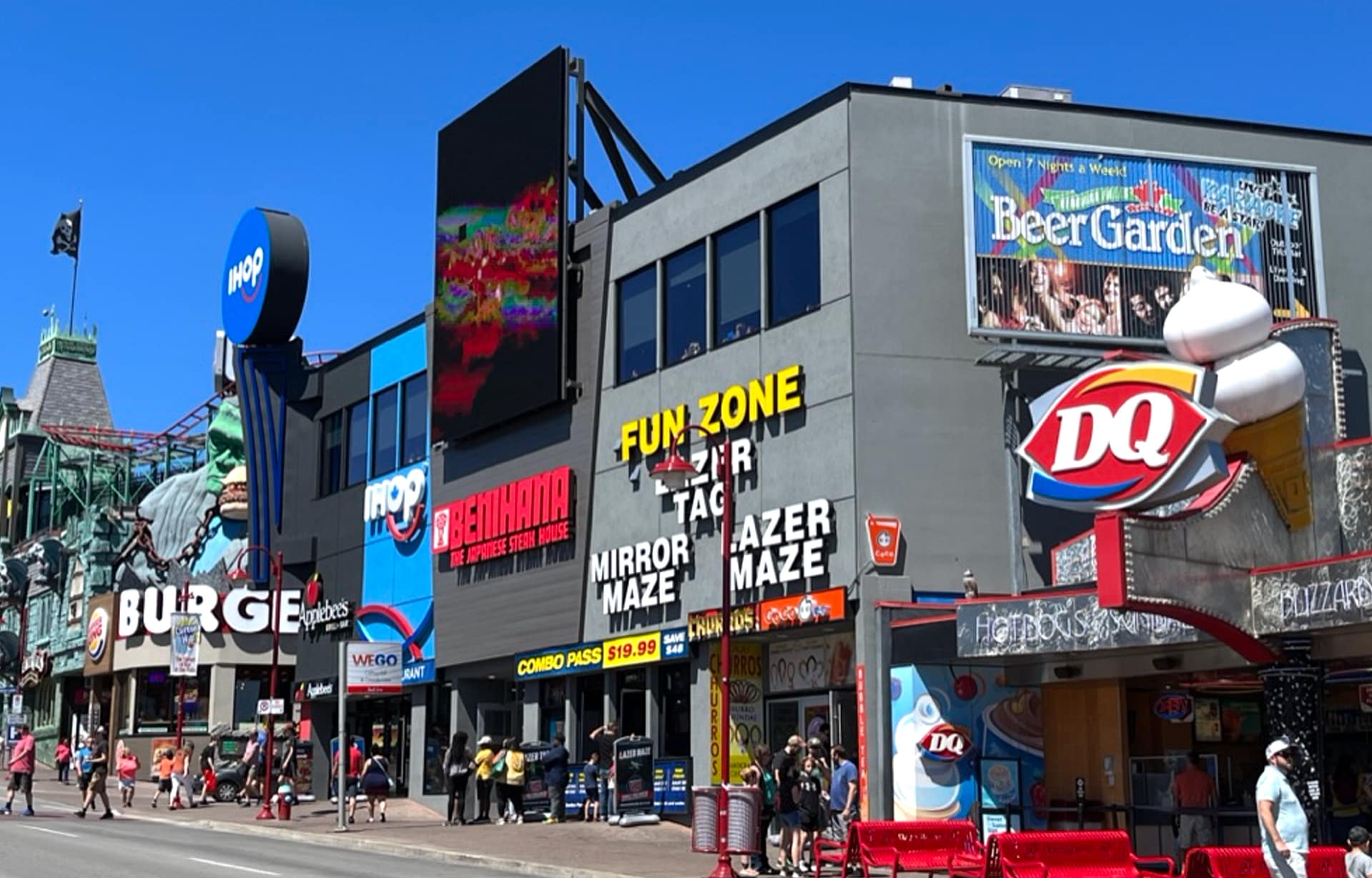 Free time at Clifton Hill during your Niagara Falls Tour