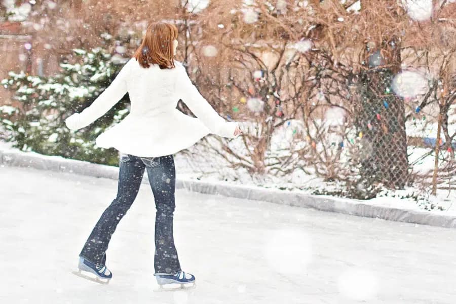 7 Interesting Things to Do on Niagara Falls Winter Tour 4 Skating on the Edge of Niagara Falls