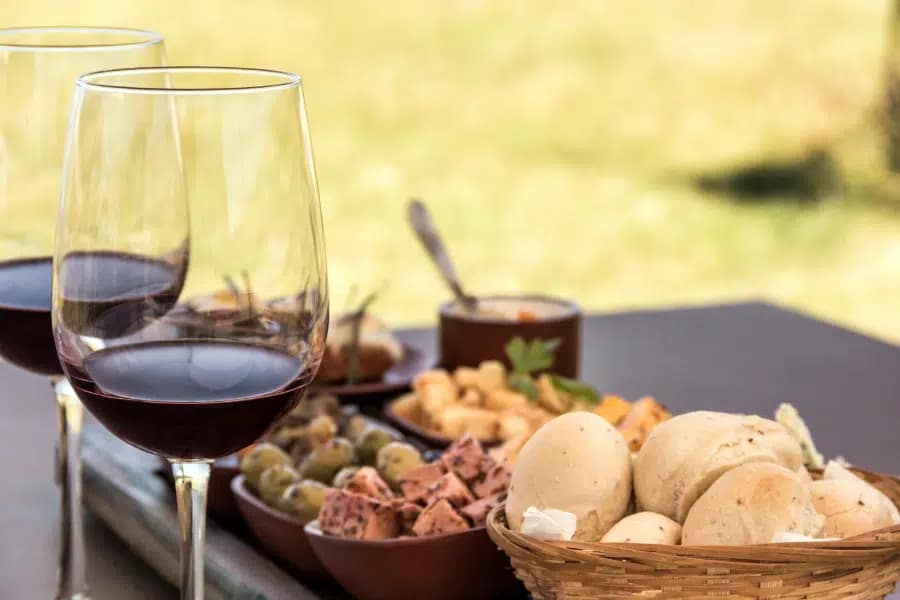 5 Best Niagara Wine Tours to Experience in 2025 2 Winery Tours of Niagara Gourmet Lunch Tour